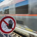 Umalo poginuo zbog cigarete! Mladić preživeo nemoguće nakon što se zakačio za brzi voz koji je jurio niz prugu: "Mašinovođa ga…