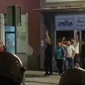 Ipak incident u Leskovcu: Naprednjaci građanima srednji prst, oni ka njima flaše sa vodom – VIDEO