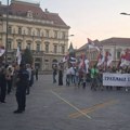 „Aco Srbije“ naspram „lopovi“ i „ćaci policija“: U Zrenjaninu građani sačekali povorku skupa protiv blokada (FOTO)…