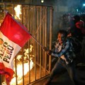 Na velikim protestima u Peruu protiv predsednika jedna osoba ubijena, desetine povređene