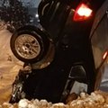(Foto) Sudario se, pa automobilom "zaronio" u sneg Teška saobraćajka u Srbiji: Vozač koji je izazvao udes pobegao!