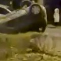 (Video) Auto se prevrnuo nasred ulice na Miljakovcu. Vozilo završilo na krovu, očevici u šoku.