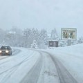 Zlatibor zavejan, palo 20 cm snega: 12 ekipa sa kamionima na terenu, ovo su slike s lica mesta