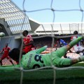 (VIDEO) Golman Liverpula pokazuje da je povređen, Palas daje gol