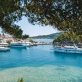 Neobičan prizor na grčkom ostrvu koje Srbi obožavaju: Turisti u čudu snimali šta se kreće između čamaca