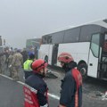 Vozač autobusa zaspao za volanom, pa udario u zid, snimak je jeziv: Povređeno najmanje sedam osoba