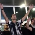 Vlahović se pojavio ispred navijača Bešiktaša, pa poveo navijanje! Srbin napravio nezapamćenu ludnicu u Istanbulu, o ovom…