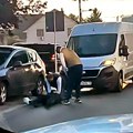 (Foto) Povređen pešak u Novim Banovcima: Leži na putu pored automobila, prolaznici pritrčali u pomoć