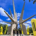 Uhvaćeni u nesvakidašnjoj akciji na Kosmaju: Dronom prali spomenik visok preko 30 metara! (video)