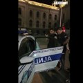 Objavljen snimak privođenja Biljane Stojković i aktivista Zajedno (VIDEO)