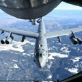 Drama na nebu: Kineski borbeni avion proleteo blizu američkog bombardera B-52 (video)