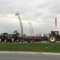 Treći dan protesta dela poljoprivrednika: I dalje blokirana Rafinerija u Novom Sadu, povremeno se blokira i kružni tok