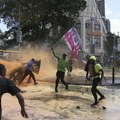 Bačen suzavac na obaminu sestru: Detalji masovnog protesta u Keniji: Policija zapucala na demonstrante koji pokušavaju da…