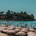Prizor za plaže u Ulcinju oduševiće sve jugonostalgičare: Već 13 godina u isto vreme svi stanu mirno