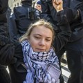 Uhapšena Greta Tunberg: Policija je nosi, posmatrači viču, ona se ne pomera! (foto/video)