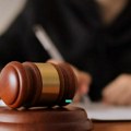 Vređao i napao sudiju i članove veća zbog presude Sinu (19) preminule u saobraćajnoj nesreći određeno zadržavanje zbog…