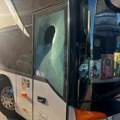 Dvostruki aršini Prištine – kamenovanje autobusa sa Srbima bez kazne, a zatvor zbog slike na majici