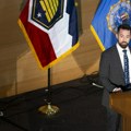 FBI otpustio agente koji su klečali na protestim nakon smrti Džordža Flojda