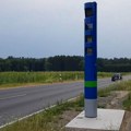 Šta predstavljaju plavi stubovi na putevima? Ne mere brzinu, malo koji vozač zna njihovu pravu namenu