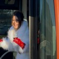 Haos na ulicama Beograda: Pevačica se obukla u baba mrazicu pa napravila žurku u autobusu, ljudi joj svirali