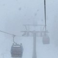 Dok čekamo sneg, na poznatom skijalištu -18 stepeni! Ne vidi se prst pred okom, a žičare rade punom parom: Pogledajte snežne…