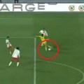 Čudo neviđeno! Pogledajte gol godine! Verovatno je jedini fudbaler na svetu kojem bi ovo palo na pamet