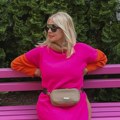 Bivša žena Jovana Memedovića pozira kao barbika: Na njoj sve u roze boji, na licu naočare, a liniju joj svi hvale (foto)