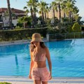 Skinula se 39 godina mlađa devojka Lazara Ristovskog: Anica Lazić u vili sa bazenom pozirala u bikiniju: "More je moj omiljeni…