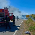 GORI KOMBI NA PUTU: Vatrogasci stigli u Volujac, nema povređenih (FOTO)