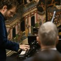 Pijanista Stefan Đoković svirao za male heroine: Prikupljena sredstva za izradu perika od prirodne kose