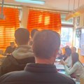 Redovi pred biralištima u Leskovcu, mladi ustali rano