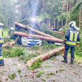 Nevreme poharalo Austriju: Vetar nosio krovove, obarao drveće, a oluja se očekuje i u Srbiji (foto, video)