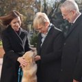 (VIDEO) Pas moldavske predsednice ujeo za ruku predsednika Austrije