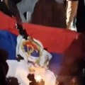 Divljačkom ponašanju nema kraja Grupa mladića iz Zenice zapalila zastavu Republike Srpske uz povike "Alahu Ekber" (video)