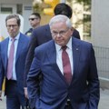 Američki senator Bob Menendez podeneo ostavku nakon što je osuđen za primanje mita