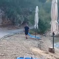 „Moj kum u akciji“: Srbin pobacao ležaljke sa plaže u more, ali se grdno prevario