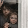 Usvojili decu i držali ih u kavezu, prskali za kaznu sirćetom po licu... Dok su se njihova biološka igrala, usvojena morala da…