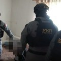(Video) Policija upala u stan i izvukla ih skoro gole iz kreveta: Ovako su uhapšeni osumnjičeni za pokušaj ubistva Vuka…