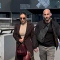 "Dolazim iz treće smene" Tea Tairović ne ispušta ruku supruga Ivana, umorno lice krije naočarima za sunce (foto/video)