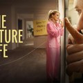 Premijera nove serije „Džepna supruga“ (The Miniature Wife) biće 13. maja na HBO Max striming platformi Scarlett Johansson…