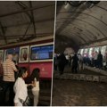Voz iskočio iz šina u istanbulskom metrou! Ima povređenih, ljudi u panici i mraku bežali kroz podzemne tunele, dramatični…