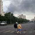 Pogođeno stajalište, među mrtvima i jedno dete Rusi nemilosrdno bombarduju Ukrajinu! Žestoki udari i eksplozije u Kijevu (foto)…