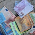 Kragujevčanin uhapšen na plaži u Bečićima: Policija mu zaplenila marihuanu, kokain, vagu i evre na gomili (foto)