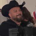 Stavili mu kaubojski šešir dok je svirao! Hit scena na nastupu Borka Radivojevića, dvorana odjekivala od aplauza (video)