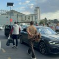 Овај естрадни пар слетео је у Београд: Она без шминке, он са ранцем на леђима, ухватили смо и познати бенд