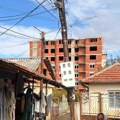Javi Bujanovačkim: Nakrivljena bandera i kablovi nad kućama, meštani Romske mahale strahuju za decu