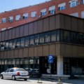 UKCS: Pale plafonske ploče u praznoj prostoriji porodilišta – bebe preventivno premeštene, niko nije povređen