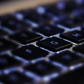Sve više domaćinstava u Srbiji ima internet, ali sve manje njih računar