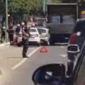 "Ne daje znake života" Teška nesreća na Novom Beogradu, saudar automobila i kamiona (video)