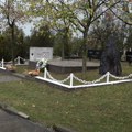 Skandal u Prištini! Na pravoslavnom groblju izmeštena spomen ploča srpskim vojnicima palim u ratovima! (foto/video)
